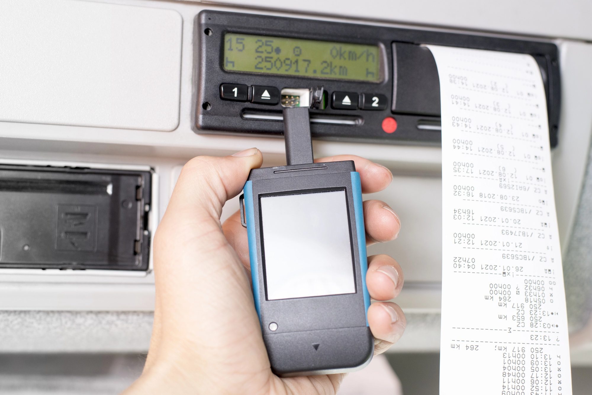 Fahrtenschreiber_Tachoworld-2 Fahrtenschreiber mit Auslesegerät und Ausdruck der Fahrerdaten