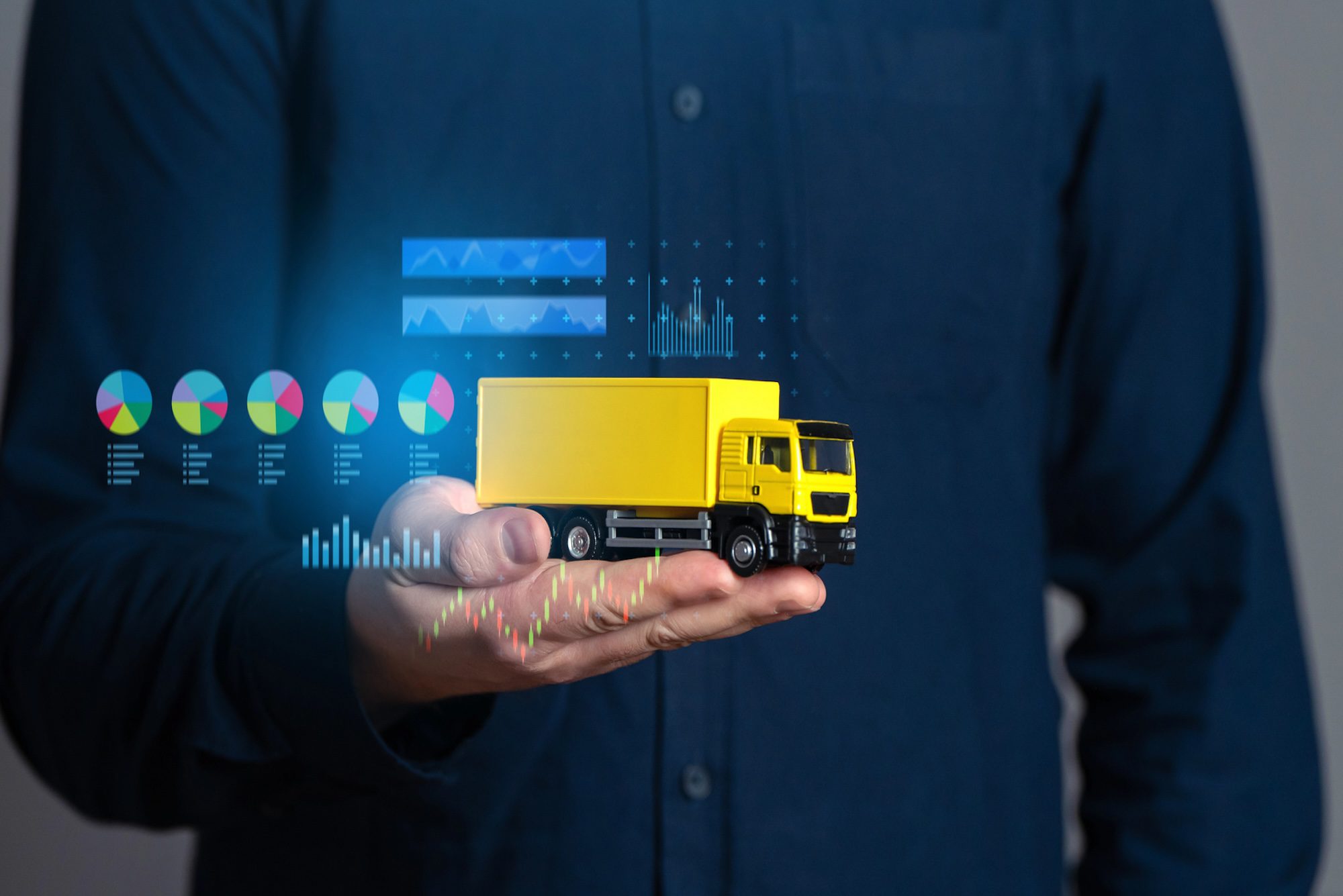 Fahrtenschreiber_Tachoworld-4 Symbolische Darstellung wirtschaftlicher Folgen eines defekten Fahrtenschreibers mit LKW-Modell und Datenanalysen