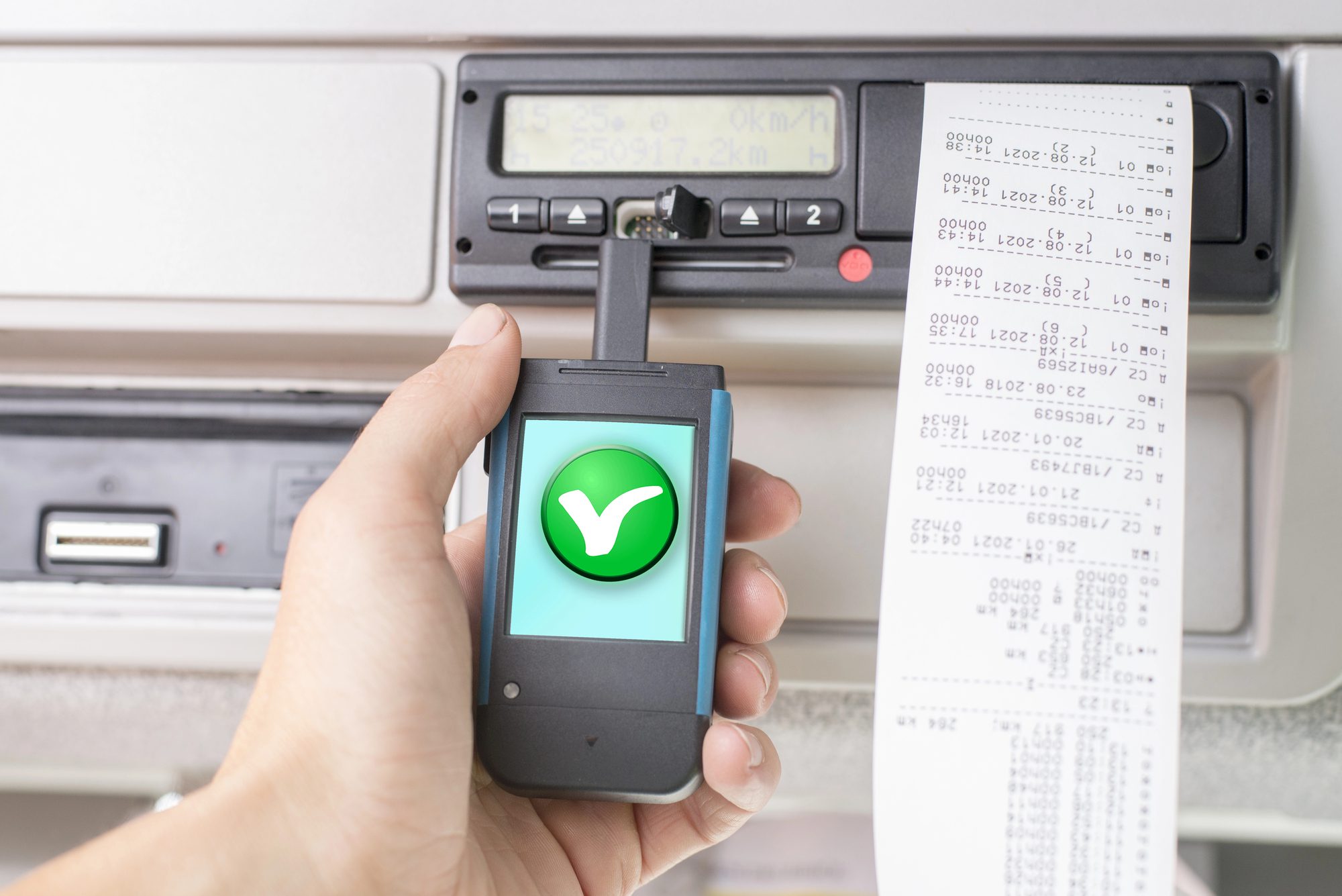 Kotrollgerät_Tachoworld-5 Kontrolle von Tachograph-Ausdruck und Fahrerkarte bei einer Fahrzeugkontrolle