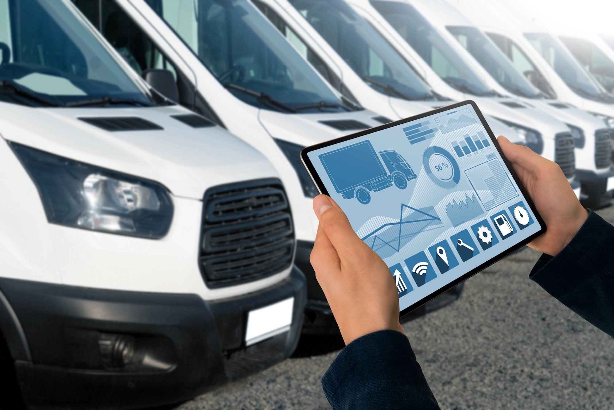 Tachograph-LKW_Tachoworld-5 Tablet mit digitalen Flotten- und Tachograph-Daten vor Transportern